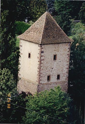 Vue d'ensemble des faces est et nord de la tour, depuis la tour de croisée de l'église.