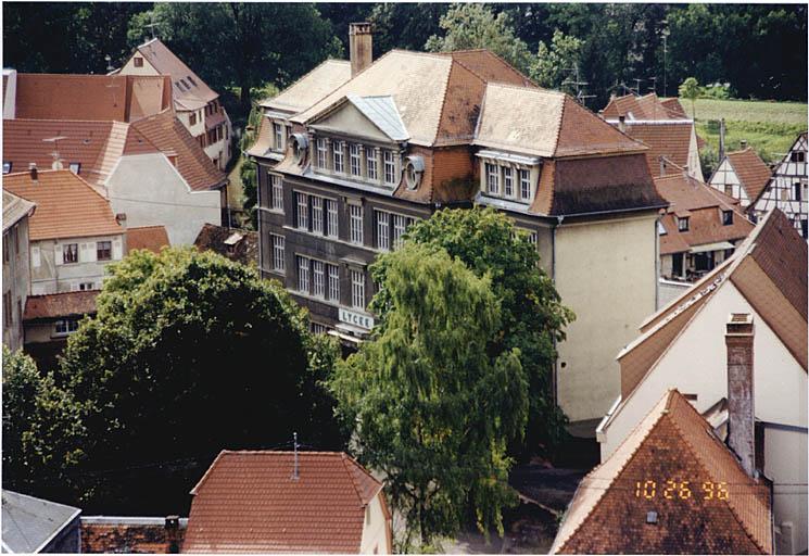 Vue du lycée construit en 1937, depuis la tour de croisée de l'église abbatiale.