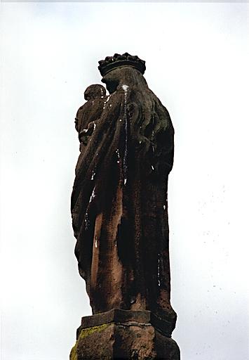 Tour de croisée, statue de la Vierge à l'Enfant sur la tourelle sud-ouest (depuis la galerie de la tour).