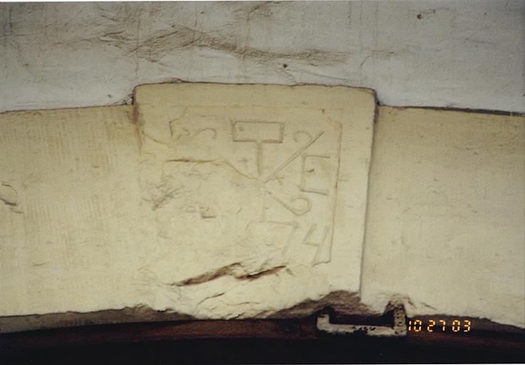 Maison, 2, rue des Cavaliers, détail de la date 1774 (?) et de l'emblème de tonnelier.