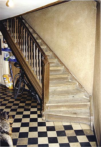 Vue de l'escalier (refait au 19e siècle ?) dans la maison de 1720.