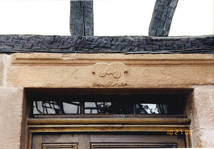 Porte d'entrée, vue du linteau daté 1602, provenant d'une autre maison.