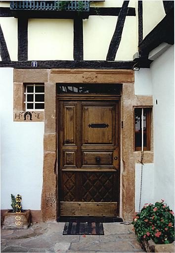 Elévation nord de la maison de 1720. Vue partielle avec porte d'entrée.