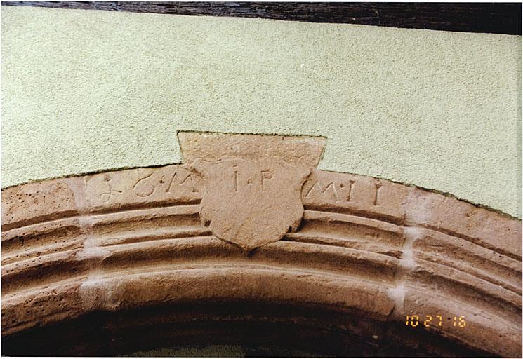 Maison 9, rue de l'Agneau, détail de l'inscription sur la porte datée 1611.