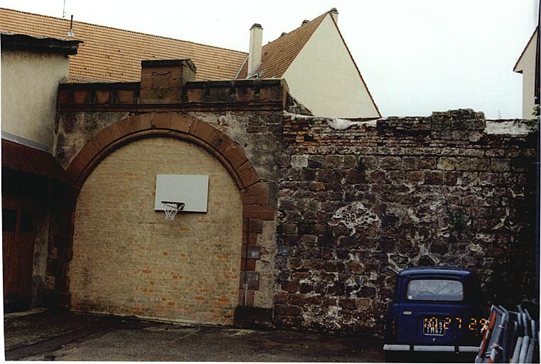 Rue des Dominicains, vue d'une des entrées de l'ancien quartier Hoche.