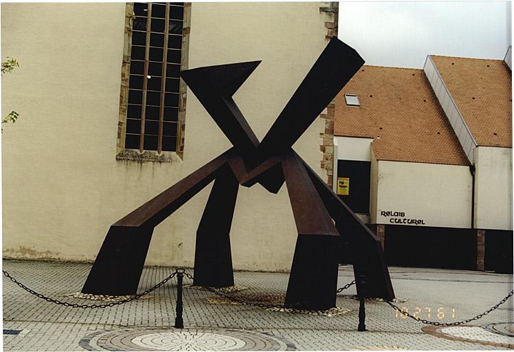Sculpture rue de l'Ecole (S), par Dominique Labauvie, 1980.