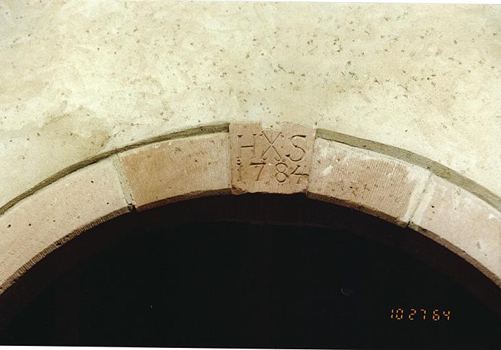 Maison 13, rue des Charpentiers, détail de l'inscription sur une porte : HS / 1784, avec emblème de tonnelier.