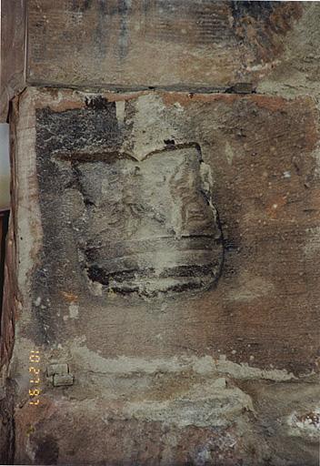 Elément d'architecture (X), 7, rue des Charpentiers, pilier avec écu, seul vestige d'une porte dont Auguste Schaaf a encore vu d'autres éléments : la date 1540 et un écu armorié qui ont disparu avant 1986 (cf. dessin).