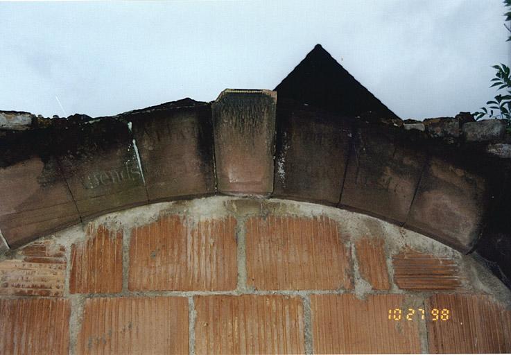 10, rue des Charpentiers, détail de l'inscription sur la porte murée, vestige de l'ancienne salle des fêtes et cinéma central (AC).