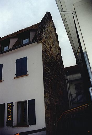 1, impasse Weisskirch. Mur-pignon à redents, vestige médiéval sur une maison reconstruite.