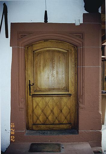 Maison 20. Porte sous le passage d'entrée.