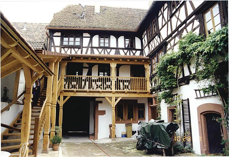 Maison 20. Vue d'ensemble depuis le l'est de la cour.