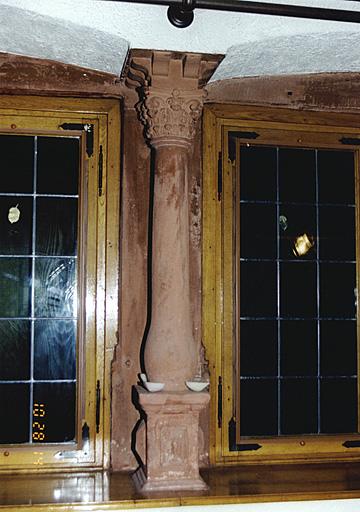 Maison 20. Salle du rez-de-chaussée, vue de la colonnette de la fenêtre double, vers la rue.