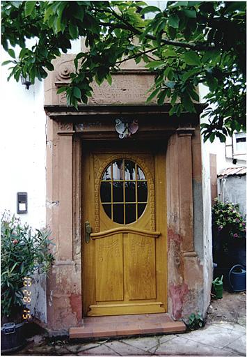 Vue de la porte de la cage d'escalier et du vestibule d'entrée.