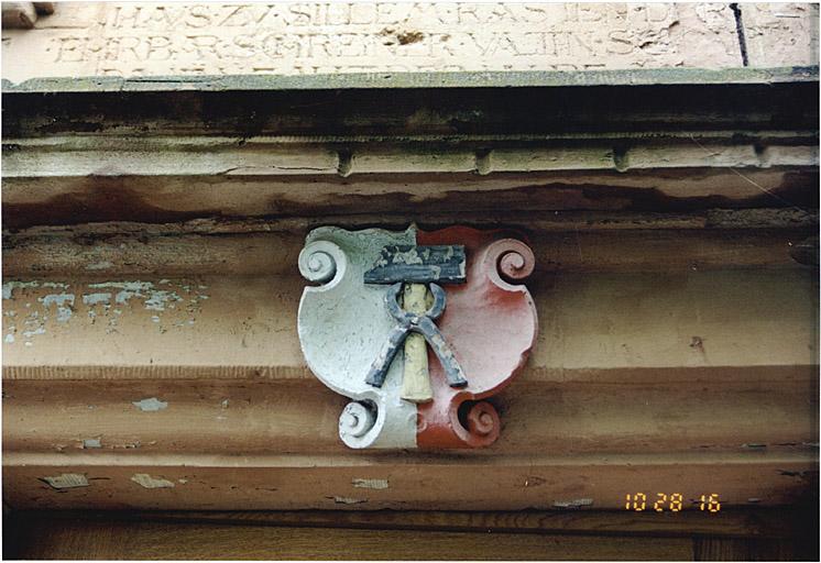 Porte de la cage d'escalier et du vestibule d'entrée. Détail avec emblème de menuisier.