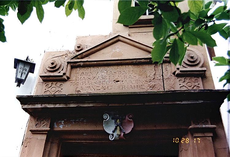 Porte de la cage d'escalier et du vestibule d'entrée. Vue partielle.