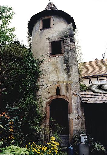 4, rue des Carmes. Tourelle d'escalier, vestige d'une maison détruite.