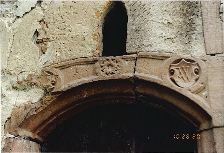 4, rue des Carmes. Détail du linteau (sculpté des armoiries du bourgmestre Michael Keller et de son épouse Anna Werner et daté 1590) de la porte de la tourelle d'escalier, vestige d'une maison détruite.