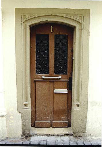 Maison 1, rue des Carmes, vue d'une porte.