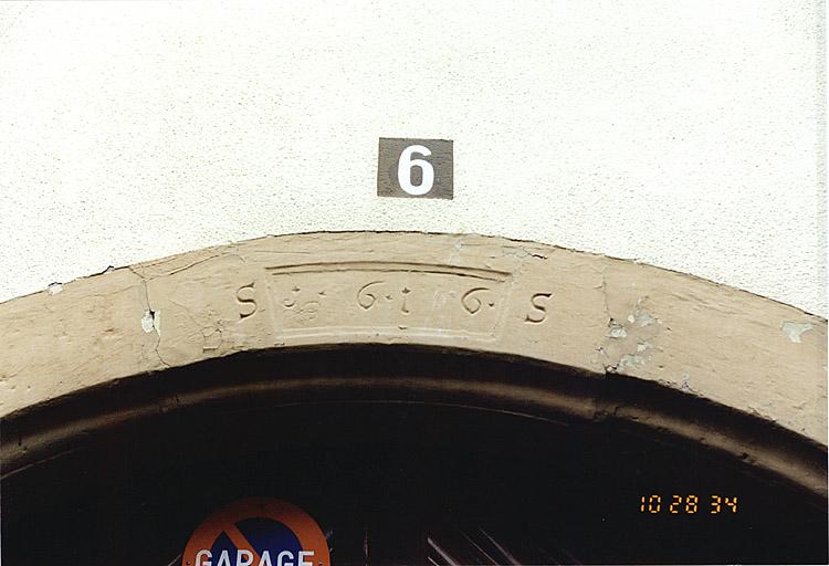 Maison 6, rue des Maréchaux, détail de l'inscription sur la porte datée 1616.