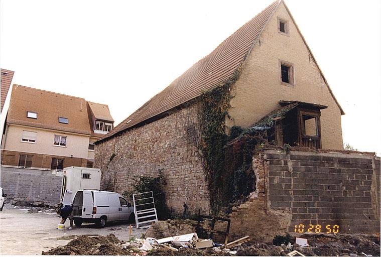 Rue du Maire-Teutsch, dépendance, des jours en archère sont visibles au ras du sol.