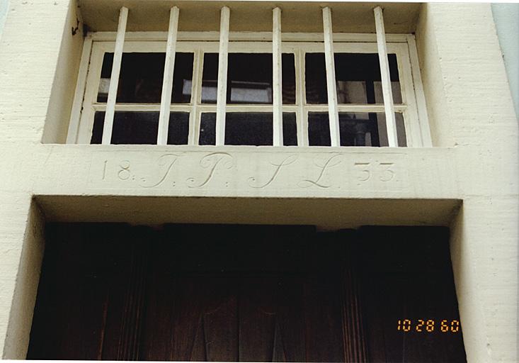 Maison 29, rue de l'Ordre-Teutonique, détail du linteau de la porte avec date 1833 et initiales JP SL.