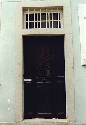 Maison 29, rue de l'Ordre-Teutonique, porte datée 1833 (vantail d'un type relativement courant à Wissembourg).
