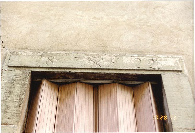 Maison 13, rue de l'Ordre-Teutonique, détail d'un linteau de porte (transformée en fenêtre) avec date 1822, initiales JG (de Joh. Gauckler d'après Auguste Schaaf) et emblème de tonnelier-brasseur.