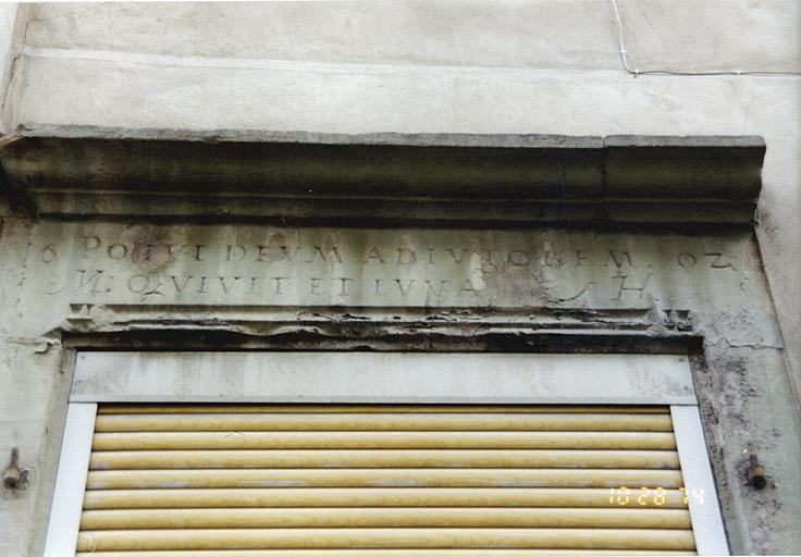 Maison 11, rue de l'Ordre-Teutonique, détail d'une inscription sur un linteau de porte daté 1602.