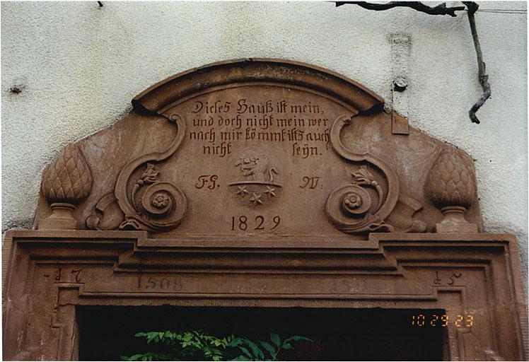 Détail de la porte d'entrée datée de 1715.