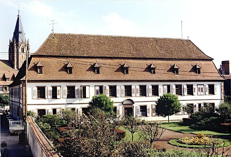 Vue d'ensemble depuis le sud-ouest du corps de bâtiment sud et de l'aile ouest.