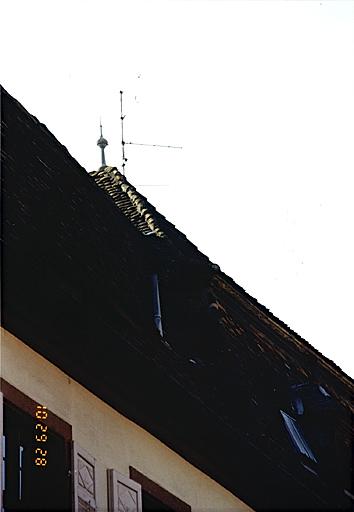 Vue des toits à la jonction du corps de bâtiment sud et de l'aile ouest, depuis la rue de la Montagne.