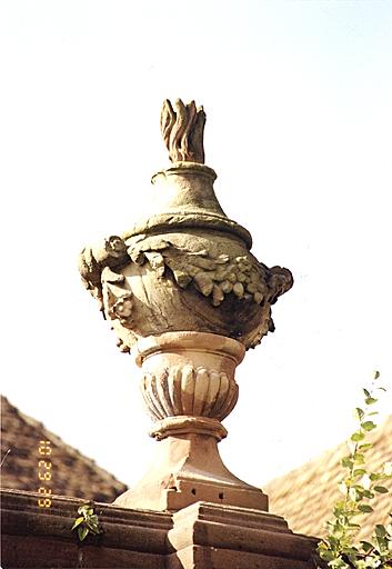 Porte d'accès à la cour. Vue d'un des pots à feu.