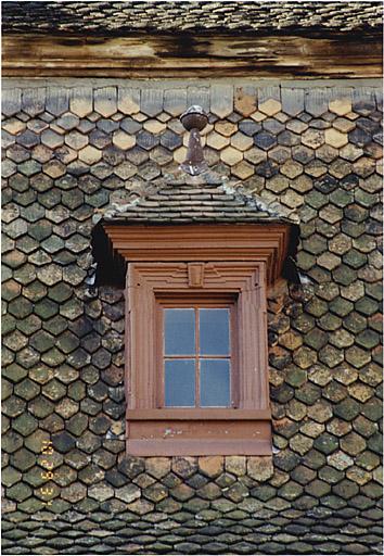 Vue d'une lucarne du corps de bâtiment sud.