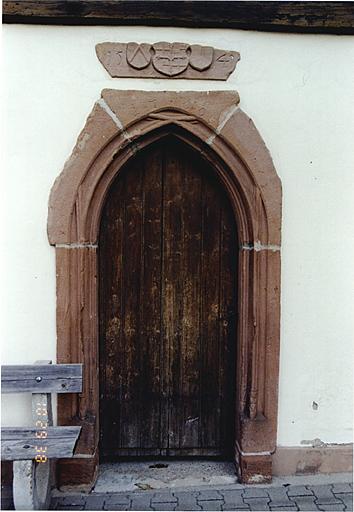 Dépendance nord. Vue de la porte et du fragment de linteau, remployés dans l'élévation sud.