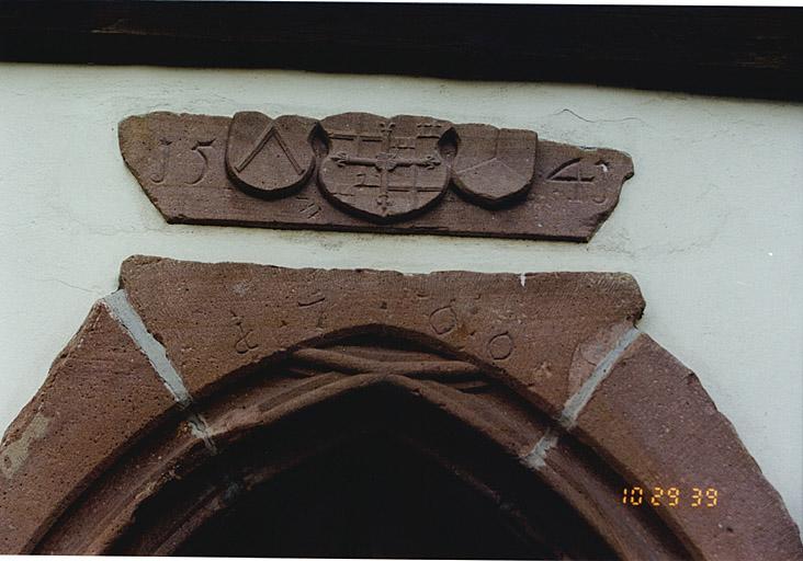 Dépendance nord. Détail de la porte et du fragment de linteau, remployés dans l'élévation sud.