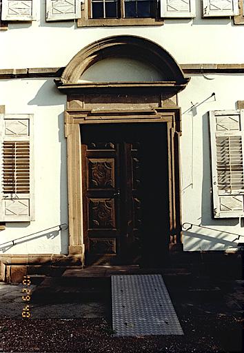 Corps de bâtiment sud. Vue de la porte sud, sur jardin.