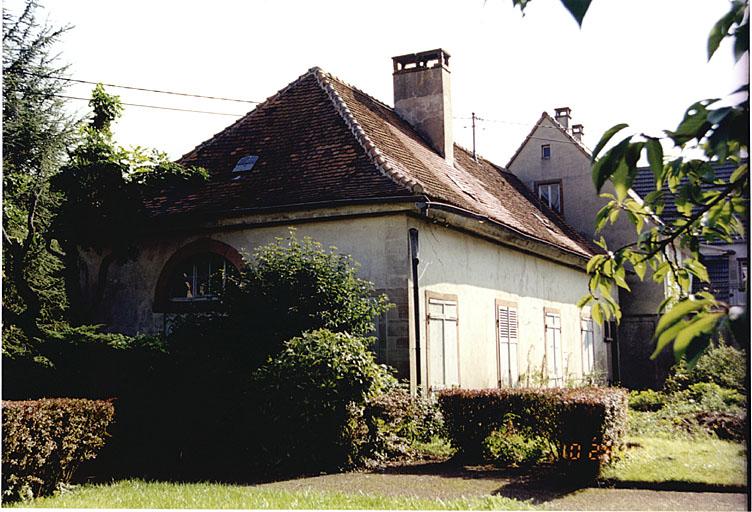 Vue d'ensemble, depuis le nord-est, de la dépendance au fond du jardin.