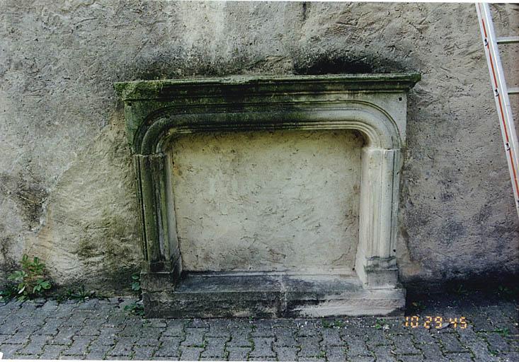 Vue d'une cheminée remployée dans le mur de clôture du jardin.