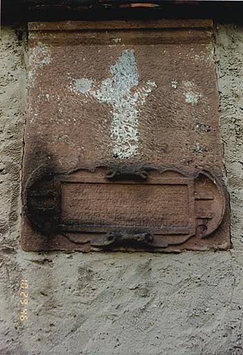 Fragment remployé dans le mur de clôture du jardin.