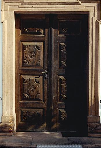 Corps de bâtiment sud. Vue de la porte sud, sur jardin.