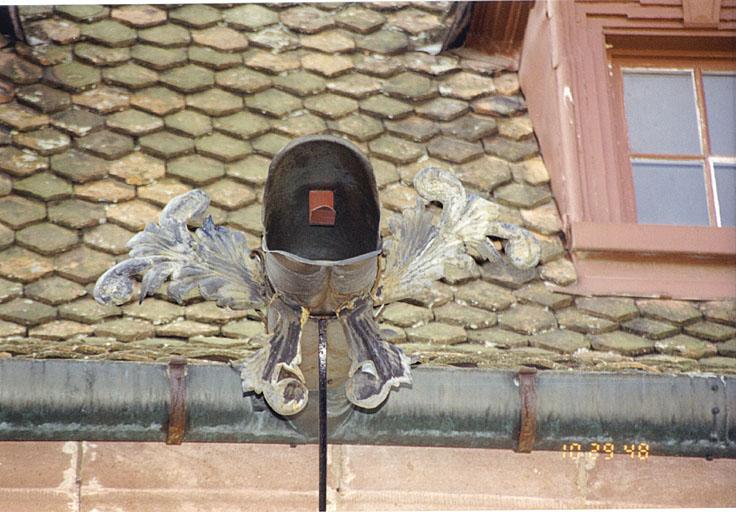 Vue d'une des gargouilles en tôle du corps de bâtiment sud, côté cour.