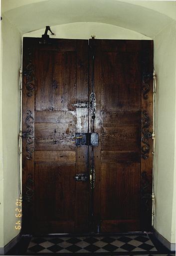 Porte d'entrée nord du corps de bâtiment sud. Vue des vantaux côté vestibule.