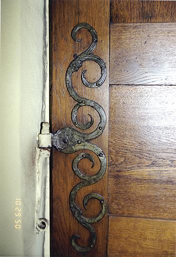 Porte d'entrée nord du corps de bâtiment sud. Vue d'une penture de vantail, côté vestibule.