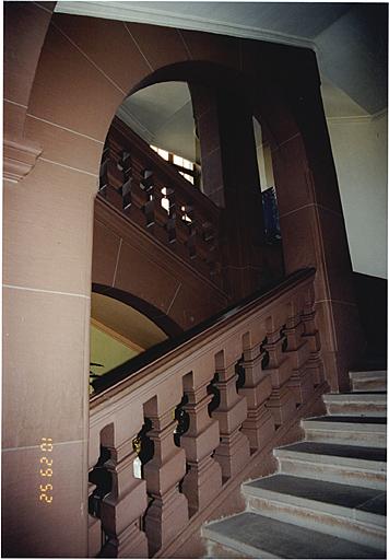 Corps de bâtiment sud. Vue partielle de l'escalier (daté 1722), entre le rez-de-chaussée et l'étage.