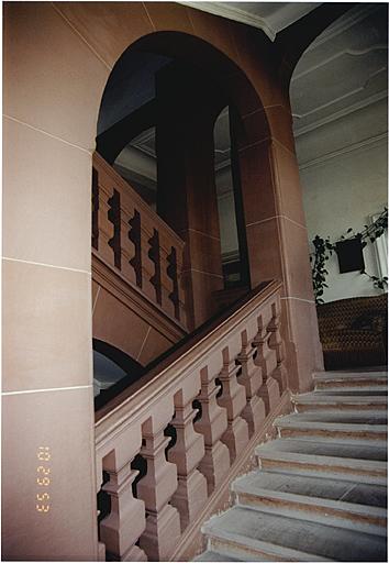 Corps de bâtiment sud. Vue partielle de l'escalier (daté 1722), entre le rez-de-chaussée et l'étage.