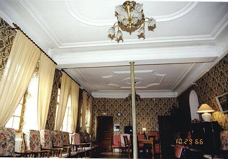 Corps de logis sud, rez-de-chaussée. Vue partielle du salon situé côté jardin.