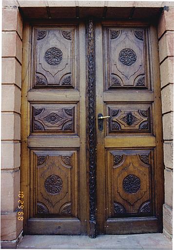 Elévation nord du corps de bâtiment sud, vue des vantaux de la porte d'entrée.