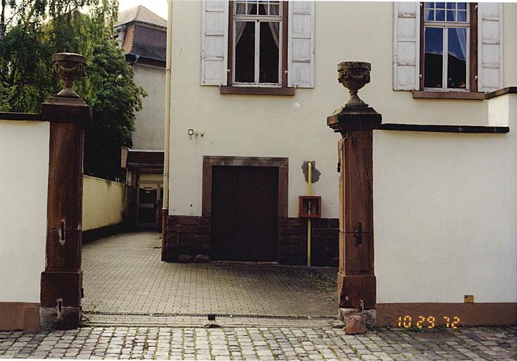 3bis, rue Stanislas, anciens piliers de portail (AB) conservés, limite 18e siècle 19e siècle (?).