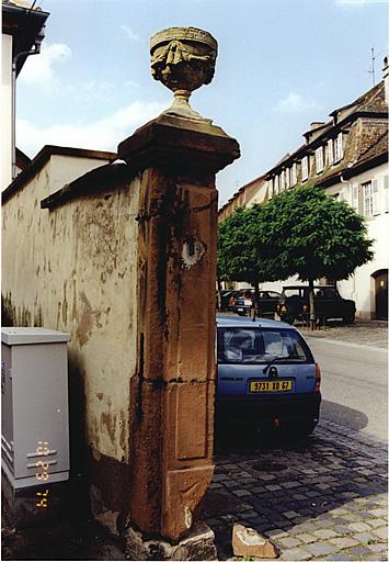 3bis, rue Stanislas, détail d'un pilier de portail (AB).